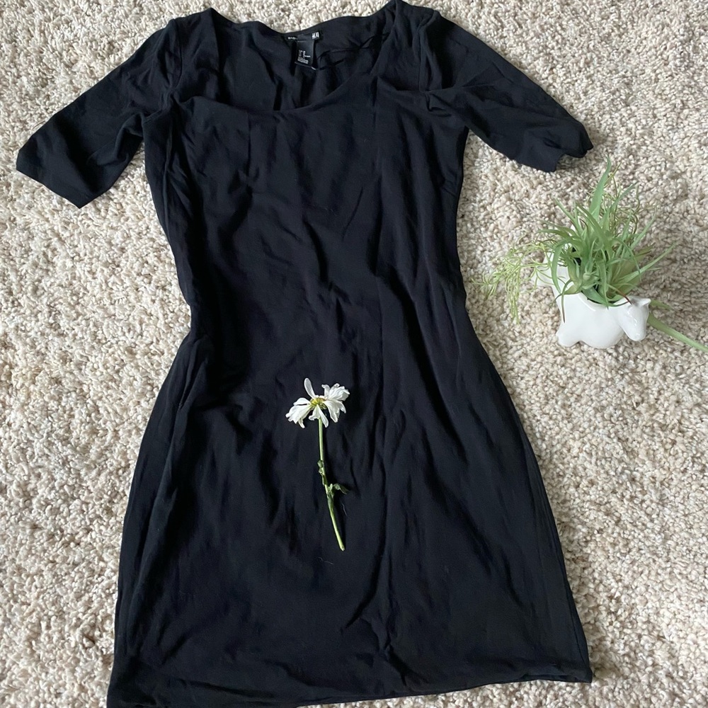 H&M basic beautiful deep crewneck casual little black dress. Perfect for… - Picture 1 of 4
